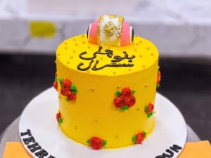 Yellow Rose Calligraphy Mayoun Cake in Lahore — Yellow sugar roses clustered on one shoulder of the cake, with Urdu calligraphy written across the open space