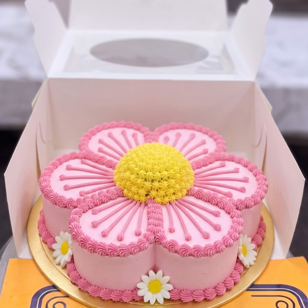 Pink Daisy Shaped Birthday Cake in Lahore — CocoCrave.pk Pink Daisy Shaped Birthday Cake in Lahore by CocoCrave.pk — single tier daisy flower cake in Pink