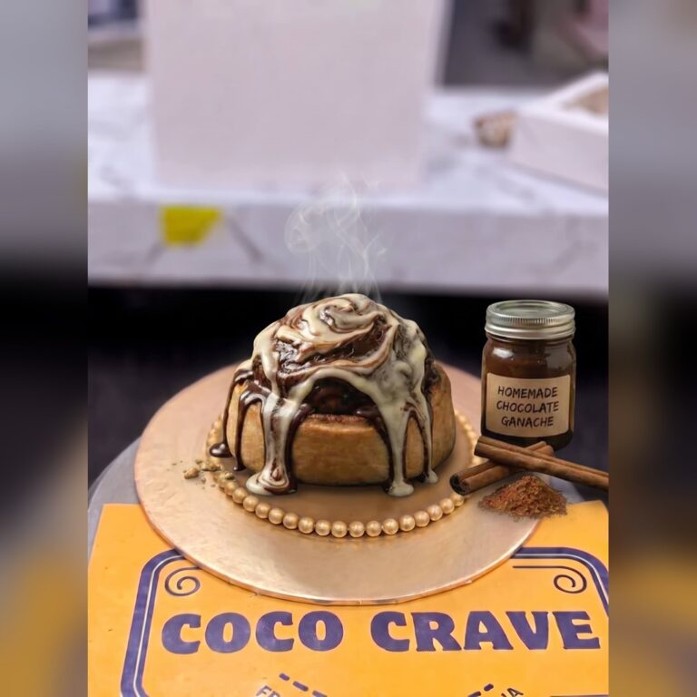 Vanilla Chocolate Cream Cheese Cinnamon Roll in Lahore