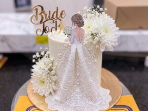 White Bride Figurine Flower Cake in Lahore