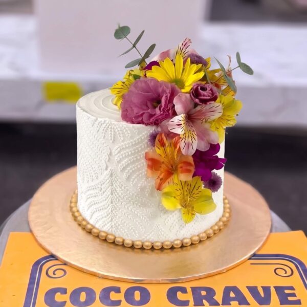 White Daisy Fresh Floral Cake in Lahore
